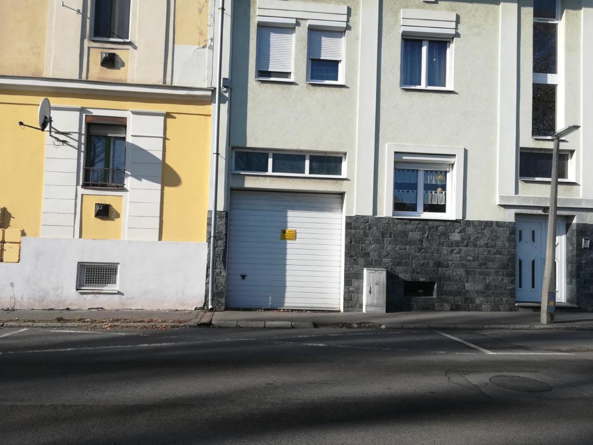 Viola Family Apartman Free Parking Pécs Eksteriør bilde