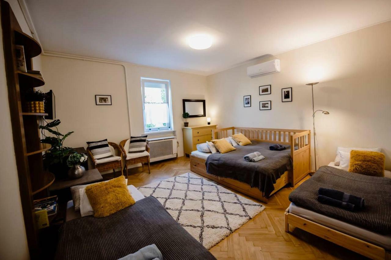 Viola Family Apartman Free Parking Pécs Eksteriør bilde